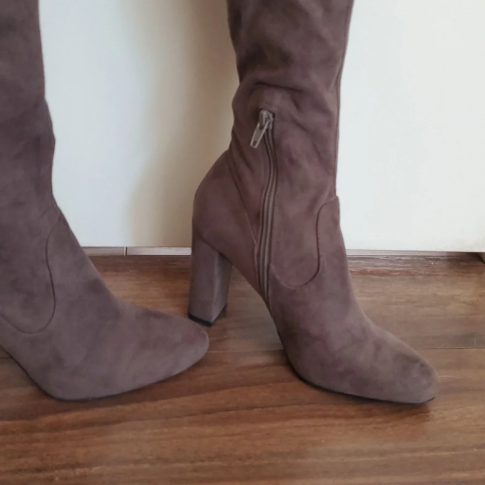 My Delicious Elegant Taupe Suede Knee-High Chunky Heel Women's Boots Size 6.5